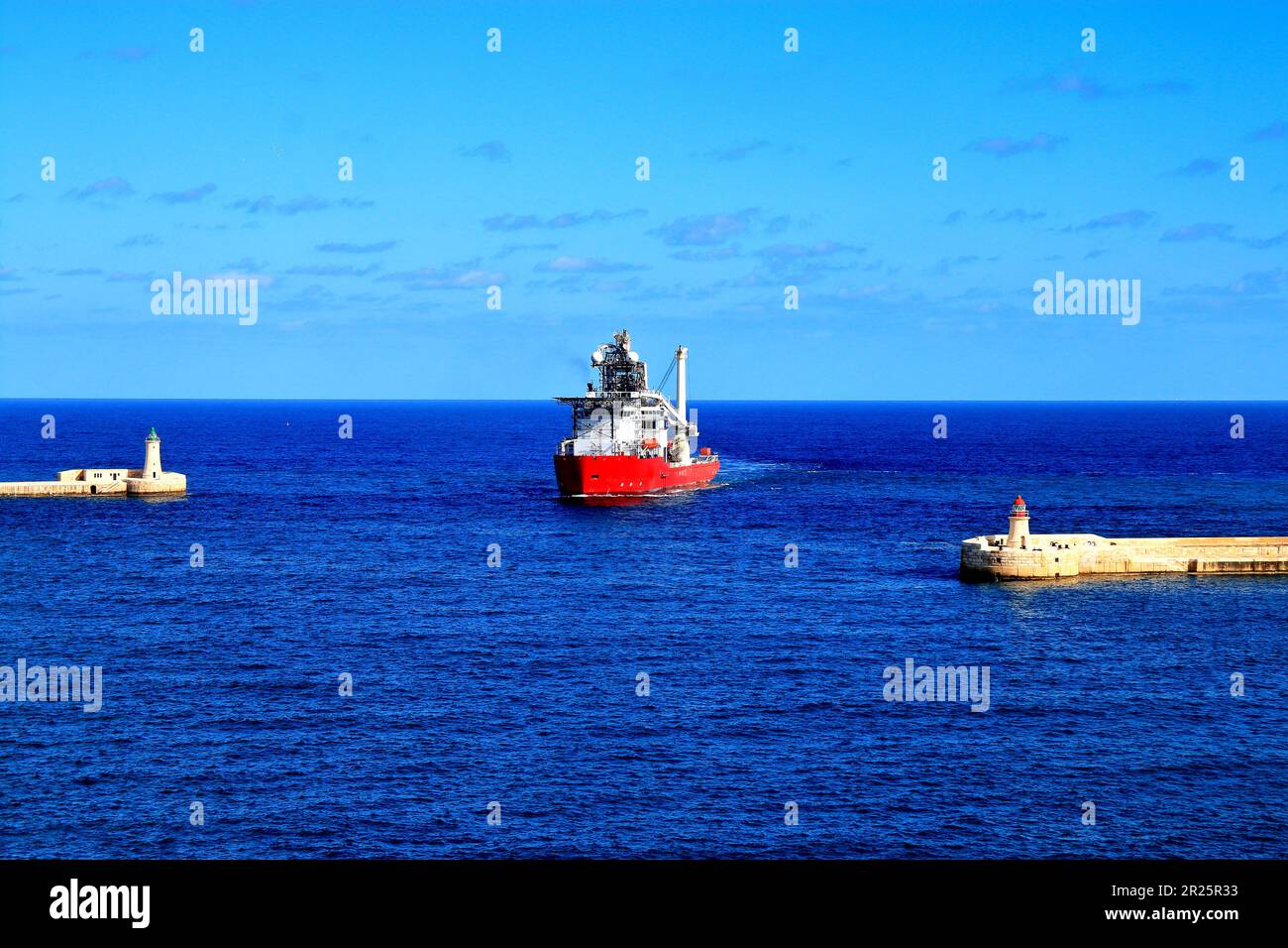 La foto è stata scattata sull'isola di Malta. La fotografia mostra il passaggio della nave tra i fari all'ingresso della baia del c Foto Stock