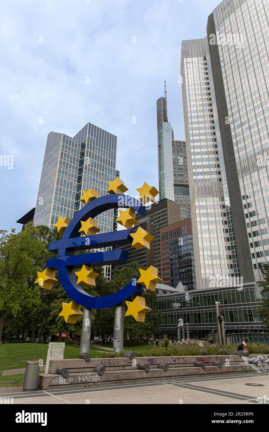 Francoforte sul meno, Germania - l'Euro skulptur si trova di fronte ai grattacieli che compongono il quartiere finanziario di Francoforte, Germania. Foto Stock