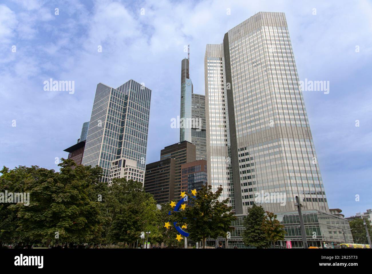 Francoforte sul meno, Germania - l'Euro skulptur si trova di fronte ai grattacieli che compongono il quartiere finanziario di Francoforte, Germania. Foto Stock