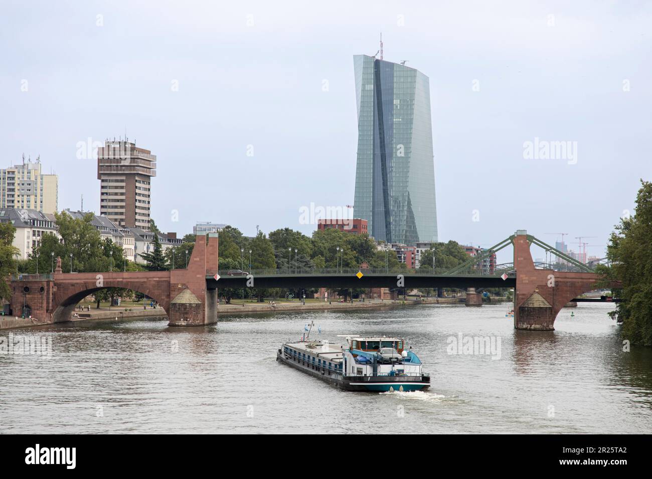 Una barca trasporta il carico lungo il fiume meno attraverso Francoforte, Germania. Foto Stock