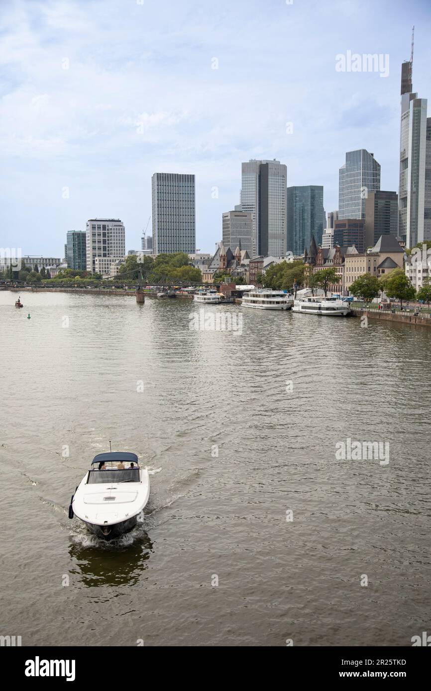 Una barca da diporto trasporta le persone lungo il fiume meno attraverso il centro di Francoforte, in Germania. Foto Stock