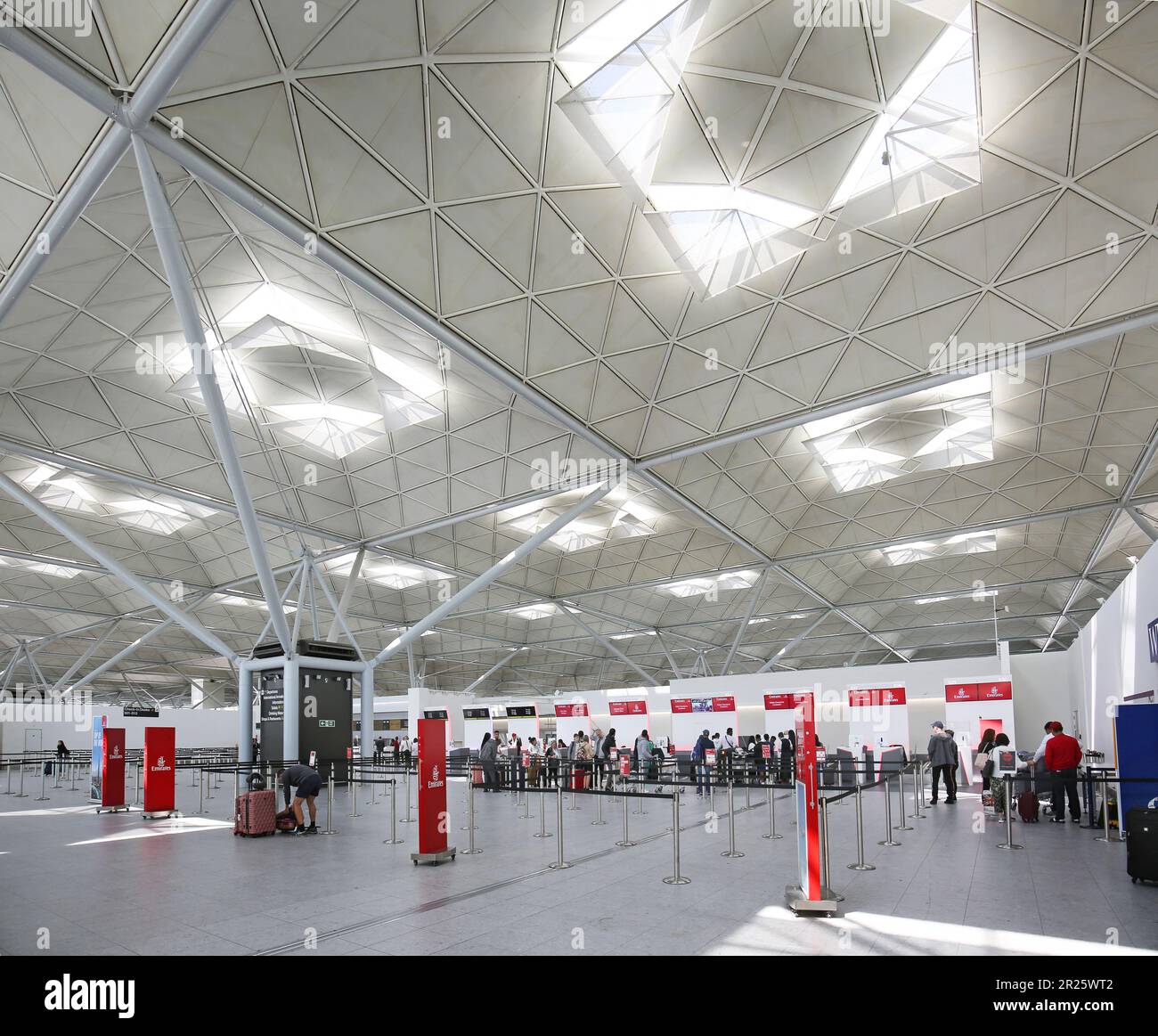 Vista interna dell'edificio principale del terminal dell'aeroporto di Stansted che mostra la caratteristica struttura del tetto. Progettato da Norman Foster. Foto Stock
