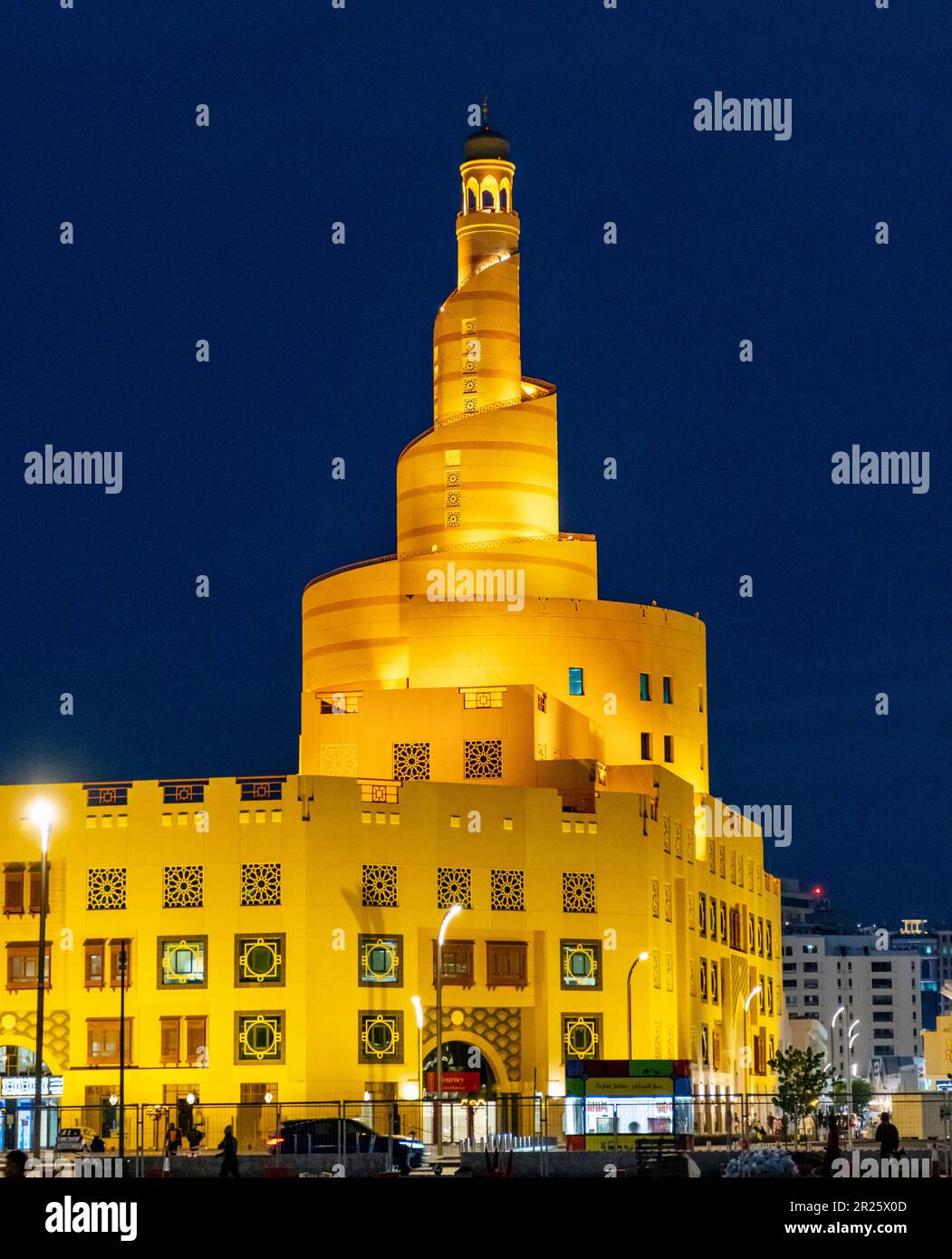 Spiral Mosque by Night, Bin Zaid, Fanar Islamic Culture Center, Doha, Qatar Foto Stock