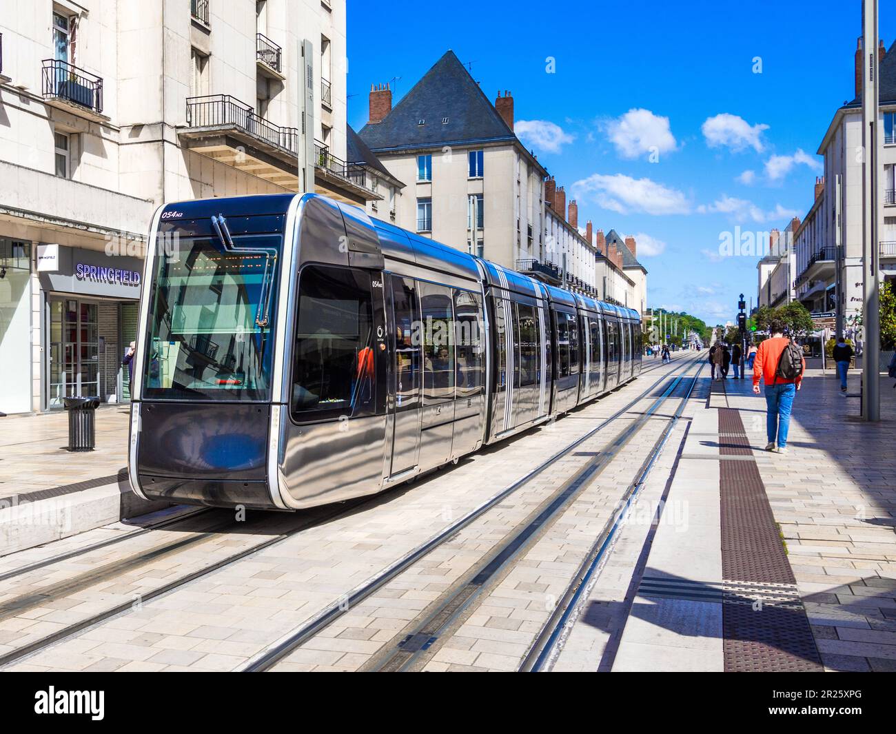 Moderno sistema tranviario elettrico con Alstom Citadis 402 veicoli leggeri a Tours gestiti da 'Fil Bleu' - Tours, Indre-et-Loire (37), Francia. Foto Stock