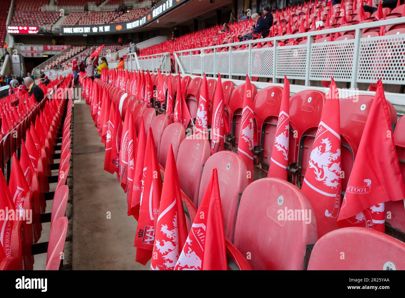 Le bandiere sono messe fuori sui posti per i tifosi all'interno del Riverside Stadium davanti alla partita di Play-off del Campionato Sky Bet Middlesbrough vs Coventry City al Riverside Stadium, Middlesbrough, Regno Unito, 17th maggio 2023 (Foto di James Heaton/News Images) Foto Stock