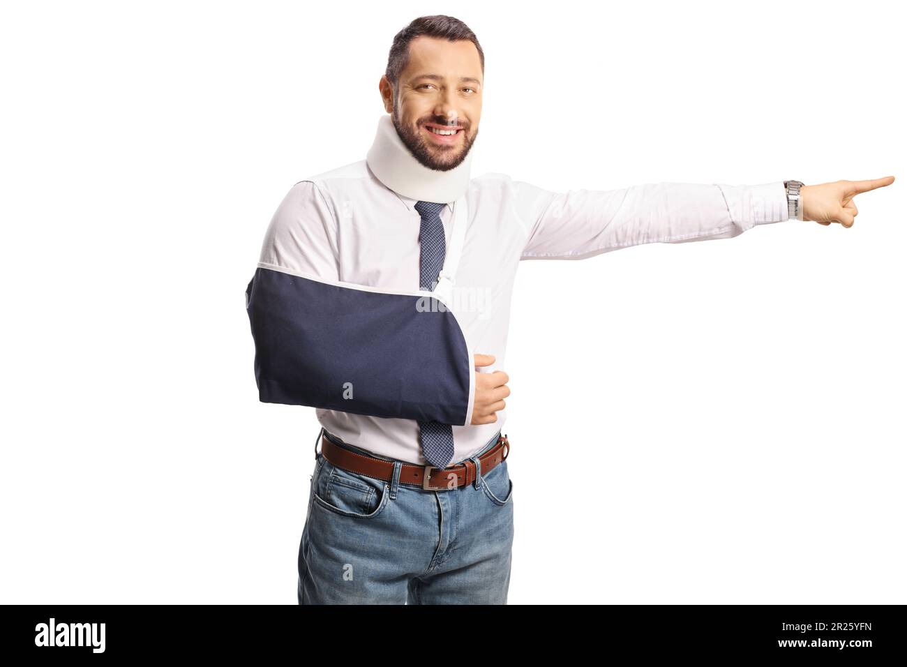 Uomo ferito con un braccio imbracatura e collo cervicale sorridente e puntando al lato isolato su sfondo bianco Foto Stock