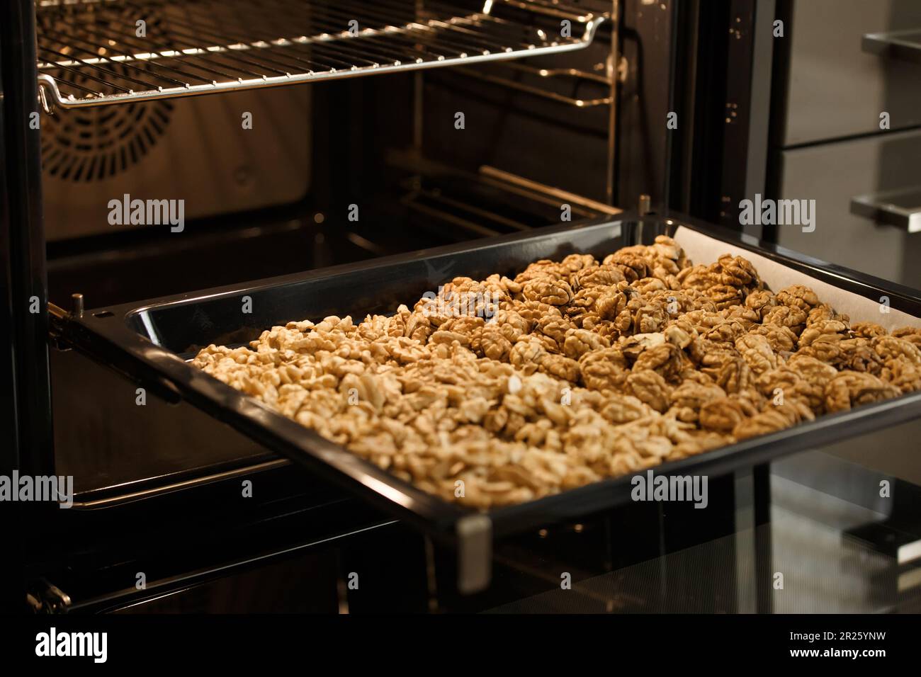 Noci pelate disposte su una teglia da forno e asciugate in forno Foto Stock