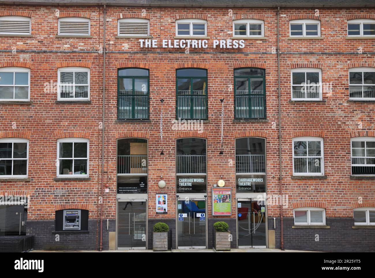 Revolution Electric Press, un luogo eccentrico per ristoranti, bar e teatri, in Great George Street, Leeds, West Yorkshire, Regno Unito Foto Stock
