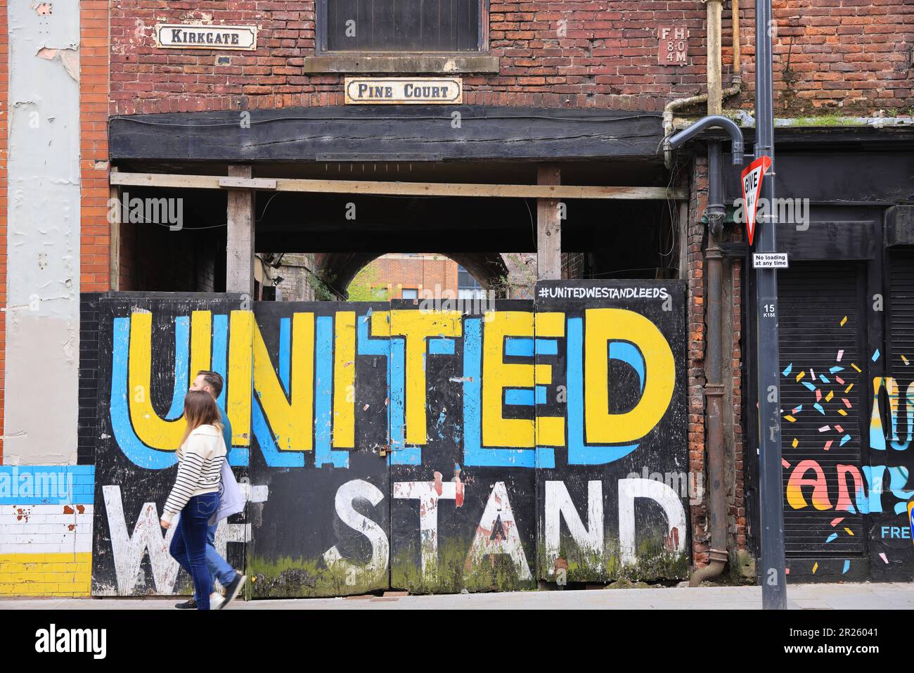 Street art a supporto di Leeds Utd su Kirkgate, nel centro della città, nel West Yorkshire, Regno Unito Foto Stock