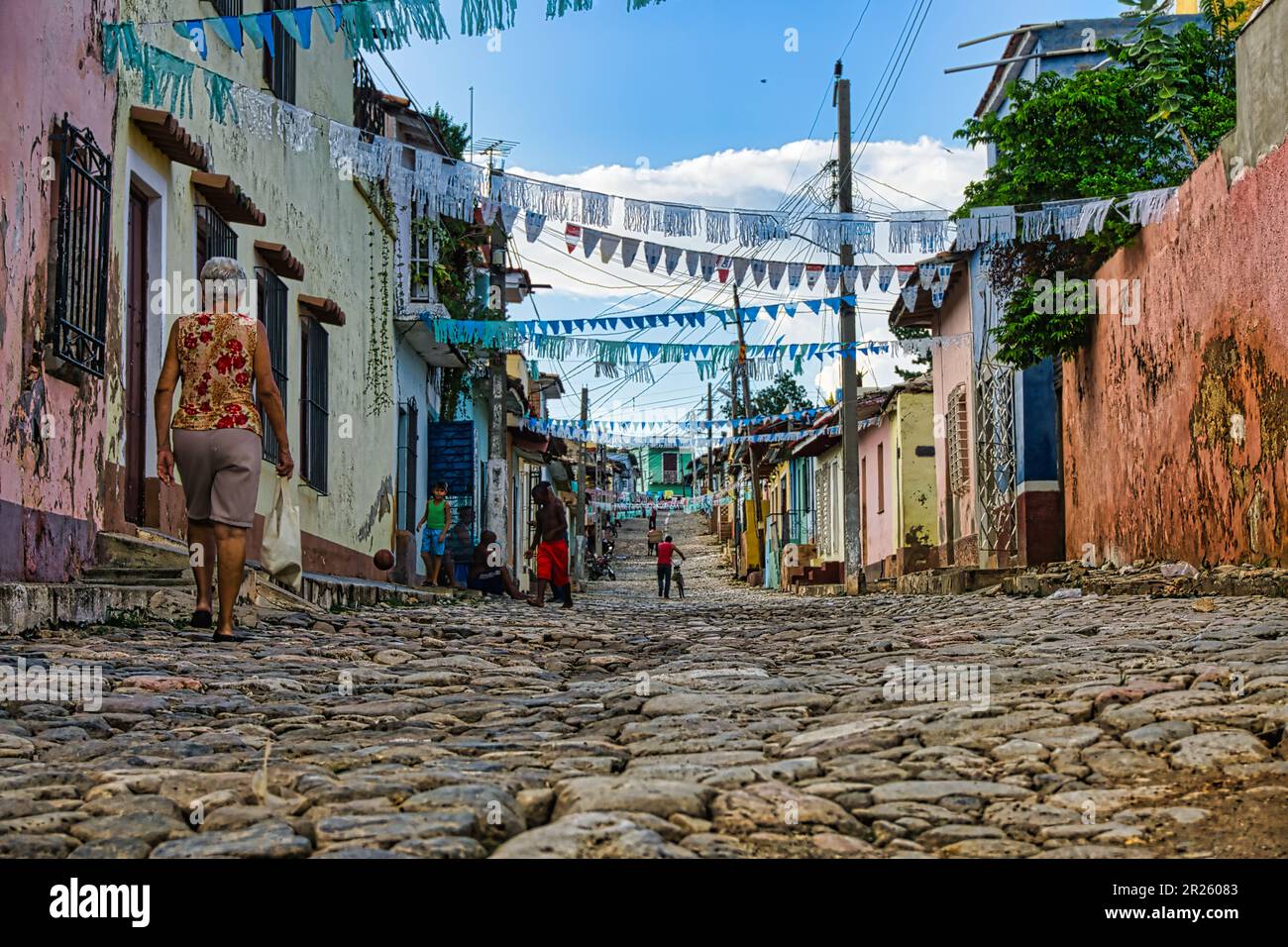 Autentica vecchia strada cubana con colori vivaci e locali che vivono la loro vita quotidiana, questa bella strada di pietra è stata costruita intorno all'anno 1514 Foto Stock Autentica vecchia strada cubana con colori vivaci e locali che vivono la loro vita quotidiana, questa bella strada di pietra è stata costruita intorno all'anno 1514 Foto Stock