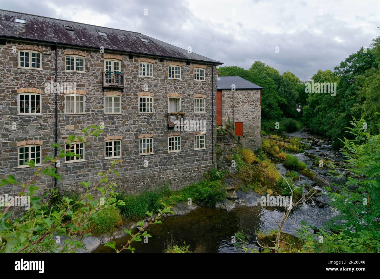 Bridgend Flannel Mill & River Severn a sud di Short Bridge, Llanidloes, Powys, Wales, UK Costruito nel 1834 Foto Stock