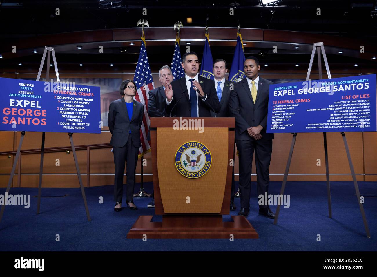 17 maggio 2023, Washington, Distretto di Columbia, USA: ROBERT GARCIA (D-CA), insieme ad altri membri della Camera, parla di risoluzione per espellere il Rep George Santos dal Congresso durante una conferenza stampa di oggi il 17 maggio 2023 a HVC/Capitol Hill a Washington DC, USA. (Credit Image: © Lenin Nolly/ZUMA Press Wire) SOLO PER USO EDITORIALE! Non per USO commerciale! Foto Stock