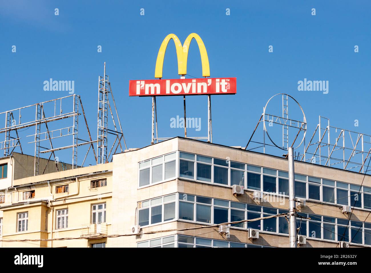 McDonald's logo pubblicità su edifici a Sofia, Bulgaria, Europa orientale, Balcani, UE Foto Stock