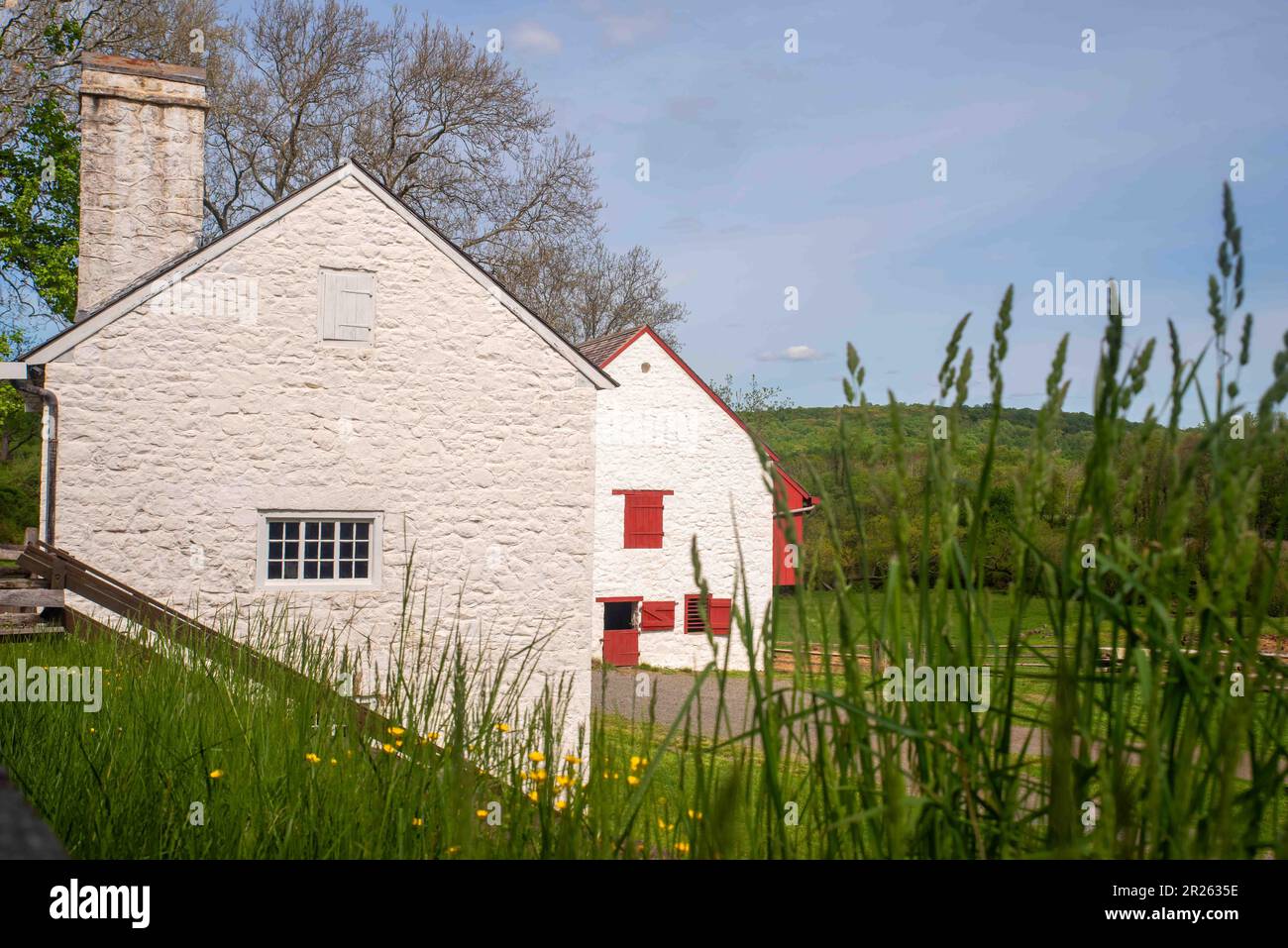 Magazzino generale in pietra e fienile agricolo edificio in villaggio coloniale Foto Stock
