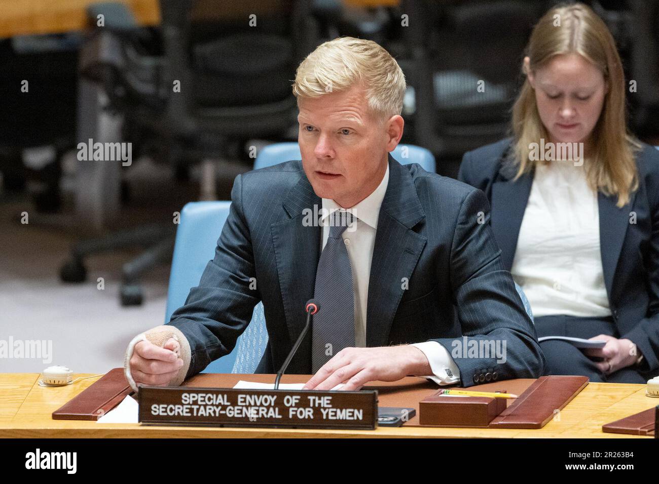 (230517) -- NAZIONI UNITE, 17 maggio 2023 (Xinhua) -- l'inviato speciale delle Nazioni Unite per lo Yemen Hans Grundberg (Front) interviene ad una riunione del Consiglio di sicurezza sullo Yemen presso la sede delle Nazioni Unite a New York, il 17 maggio 2023. Grundberg ha affermato mercoledì che un processo politico inclusivo e completo in Yemen è l'unica soluzione sostenibile alla crisi. (Eskinder Debebe/una foto/Handout via Xinhua) Foto Stock