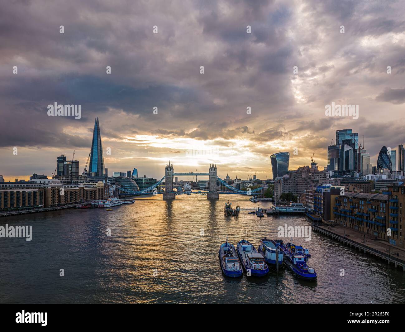 Vista aerea del Tower Bridge e dello skyline di Londra, Regno Unito Foto Stock