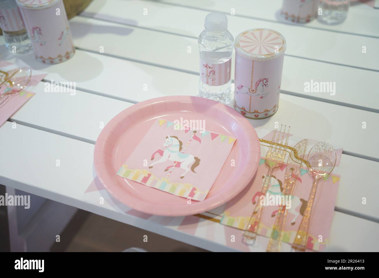 Carosello a cavallo per bambini o tavolo da festa a tema carnevale con  piatti di plastica