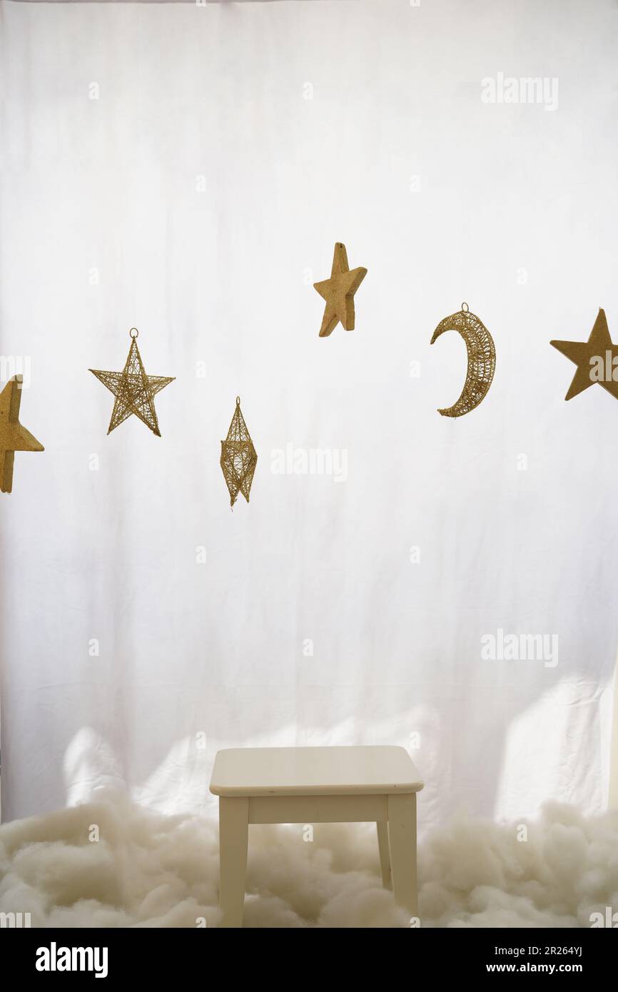 Sfondo studio per bambini. Bambini studio sfondo tema luna e stelle, tema notte, Ramadhan sedie a tema con nuvole e stelle. Idee fotografiche per bambini Foto Stock