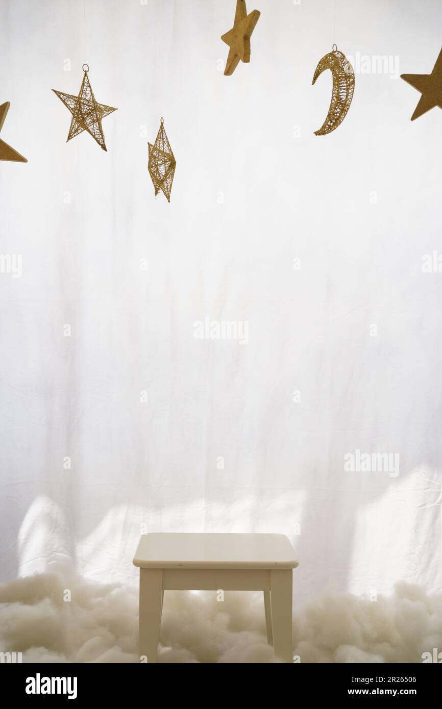 Sfondo studio per bambini. Bambini studio sfondo tema luna e stelle, tema notte, Ramadhan sedie a tema con nuvole e stelle. Idee fotografiche per bambini Foto Stock
