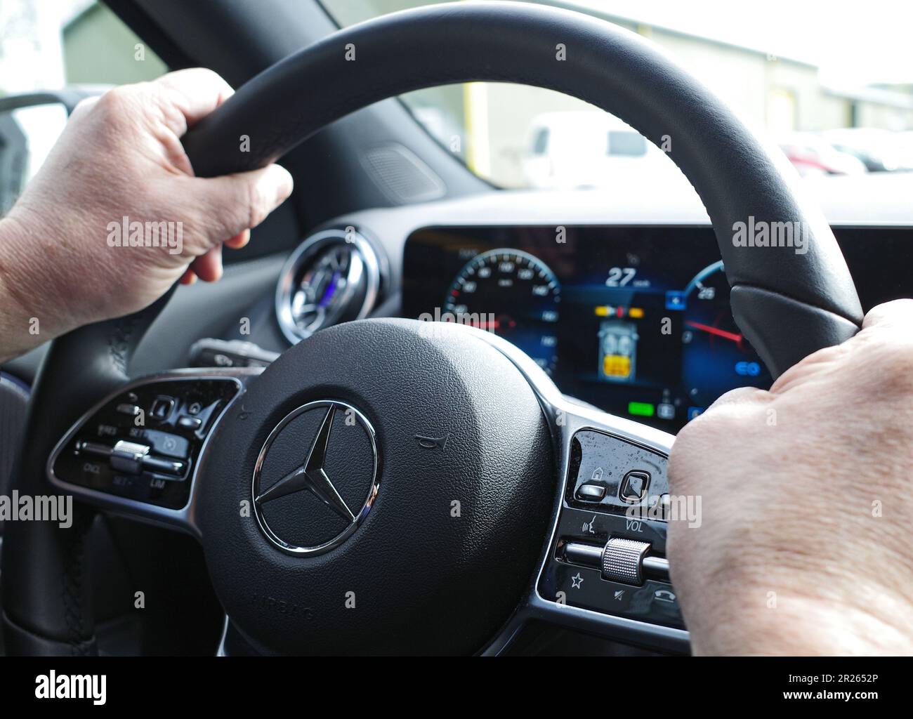 Itterbeck, Germania - Aprile 23 2023 mani di un uomo che tiene il volante di una moderna Mercedes Benz. Si tratta di un Eqa 250 elettrico. Foto Stock