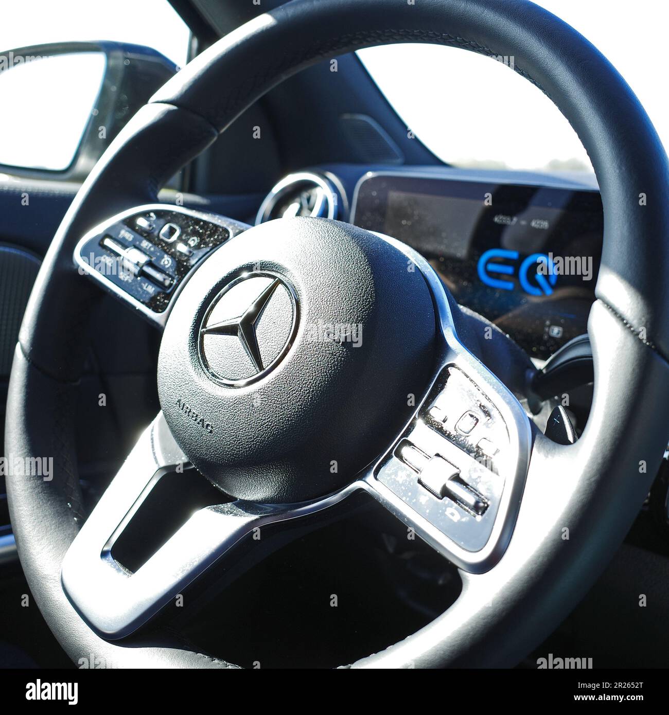 Itterbeck, Germania - Aprile 23 2023 volante di una moderna Mercedes Benz. Si tratta di un Eqa 250 elettrico. Foto Stock