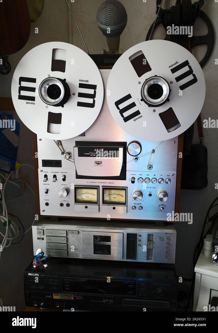 Itterbeck, Germania Aprile 30 2023 registratore a nastro reel-to-reel vecchio stile di Akai con Madell Reel su un deck a cassetta Nakamichi. In fondo è un Foto Stock