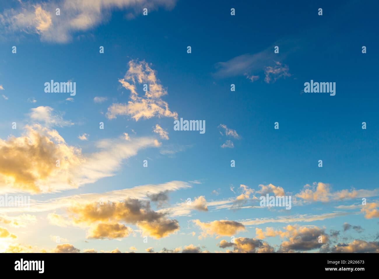 Le grandi nuvole di pecore sono illuminate dal sole dal basso - Altocumulus Foto Stock