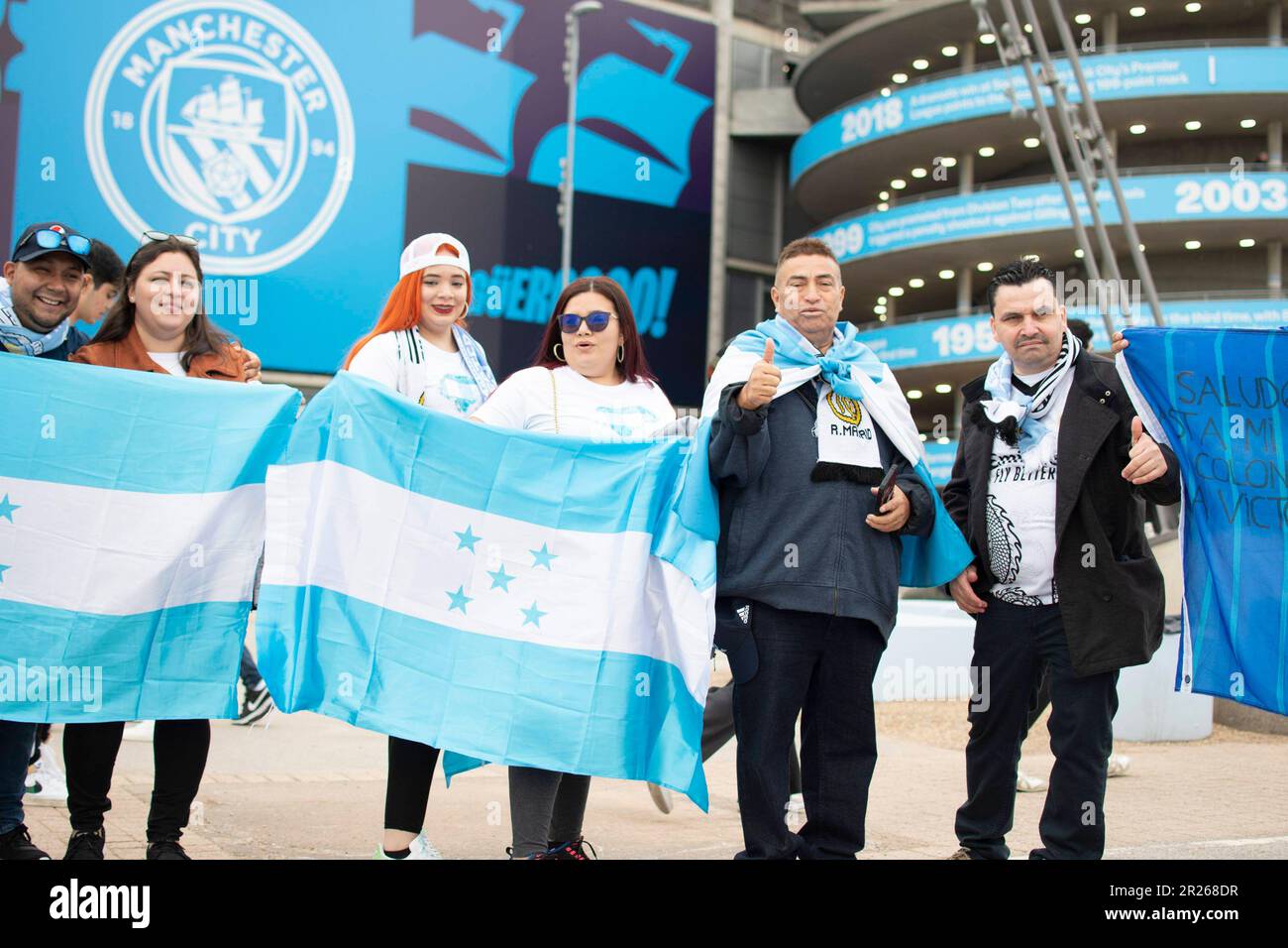 Manchester, Inghilterra. 17/05/2023, i tifosi prima della semifinale della UEFA Champions League (2nd tappa) tra Man City e Real Madrid all'Etihad Stadium di Manchester, Inghilterra. Credit: STAMPA CORDON/Alamy Live News Foto Stock