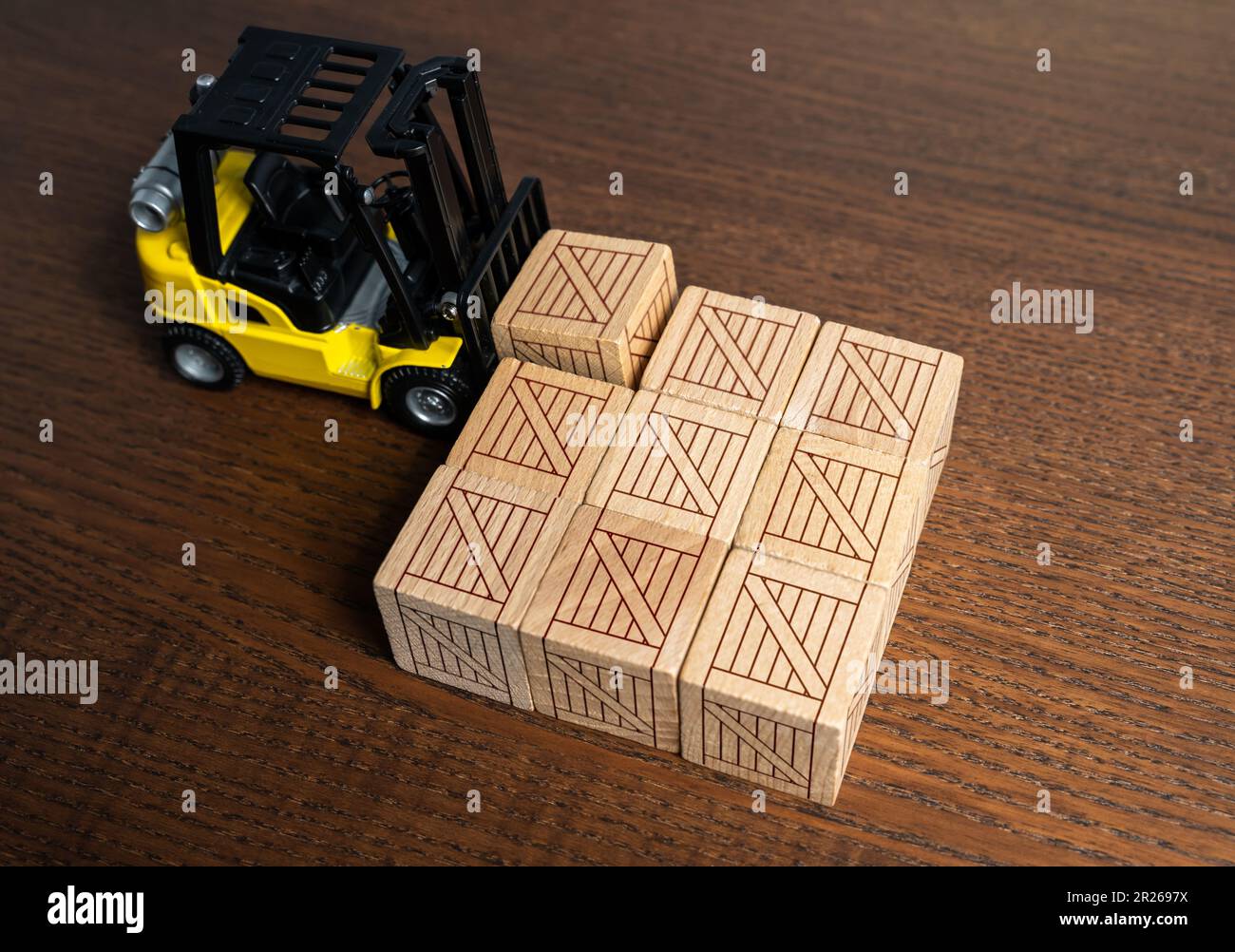 Carrelli elevatori a forche cassette di legno per la spedizione. Produzione e trasporto di merci. Reparto trasporti. Magazzino e logistica, che comprende attività Foto Stock