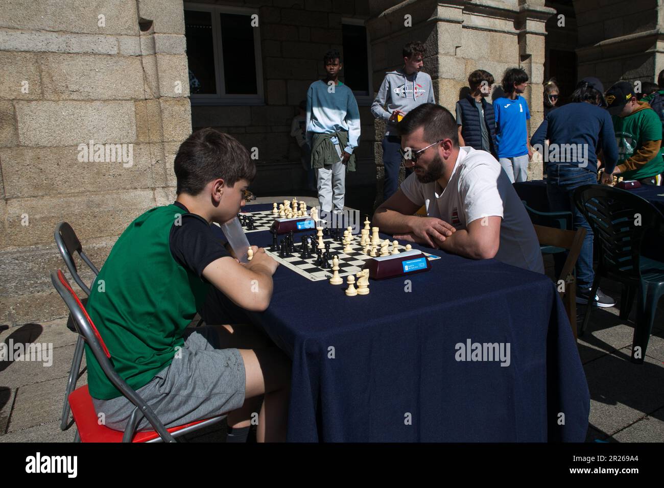 17 maggio 2023: Lugo, Galizia, Spagna. Aspetti della finale del torneo di scacchi nella piazza principale della capitale di Lugo. (Credit Image: © Cristian Leyva/ZUMA Press Wire) SOLO PER USO EDITORIALE! Non per USO commerciale! Foto Stock