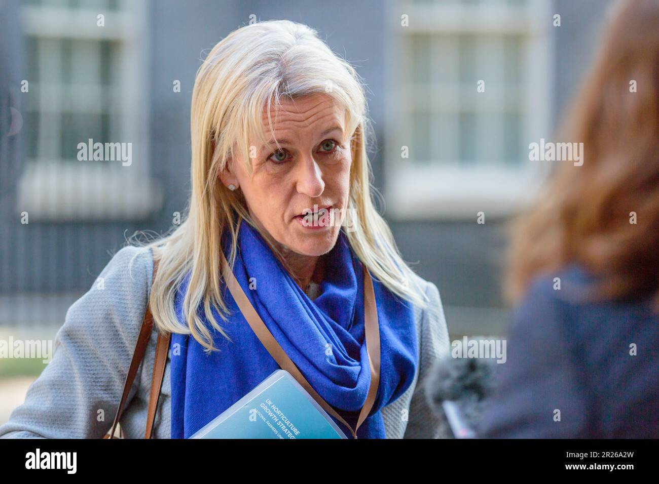 Downing Street, Londra, Regno Unito. 16th maggio 2023. Il presidente della National Farmers Union Minette Batters partecipa al Farm to Fork, Summit sulla sicurezza alimentare al 10 di Downing Street. Il primo ministro, Rishi Sunak, sta organizzando un incontro per agricoltori e produttori alimentari del Regno Unito, che riunisce rappresentanti di tutte le industrie alimentari e agricole Photo by Amanda Rose/Alamy Live News Foto Stock