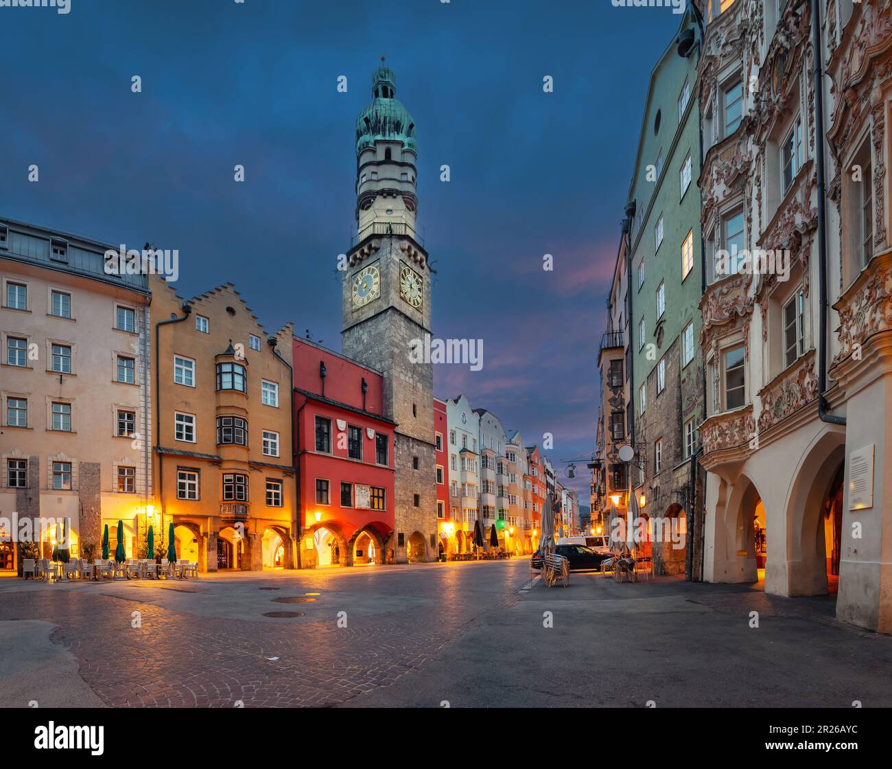 Innsbruck, Austria - veduta della storica torre Stadtturm con orologio al crepuscolo Foto Stock
