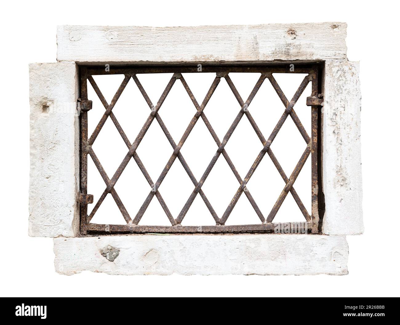 vista frontale primo piano di una finestra vintage con cornice in marmo di pietra protetta da barre metalliche isolate di bianco Foto Stock