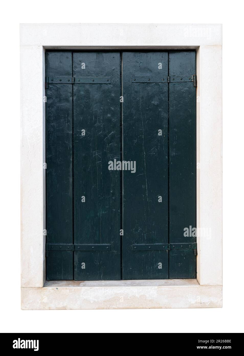 vista frontale della finestra vintage con struttura in marmo di pietra protetta da persiane esterne in legno scuro isolate su bianco Foto Stock