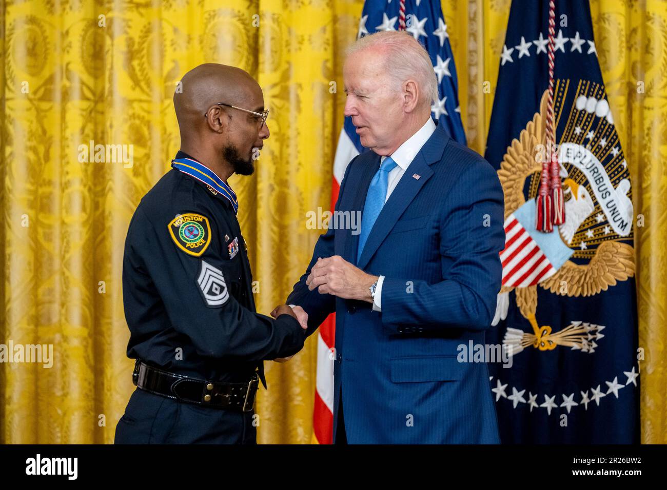 Washington, Stati Uniti d'America. 17th maggio, 2023. Washington, Stati Uniti d'America. 17 maggio, 2023. Il presidente degli Stati Uniti Joe Biden, a destra, si congratula con il sergente della polizia di Houston Kendrick Simpo con la Medal of Valor, ufficiale della pubblica sicurezza, durante una cerimonia nella stanza orientale della Casa Bianca, il 17 maggio 2023 a Washington, DC la medaglia è la decorazione più alta delle nazioni per un ufficiale di pubblica sicurezza per gli atti di coraggio. Credit: Adam Schultz/White House Photo/Alamy Live News Foto Stock