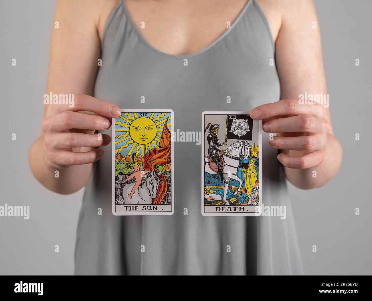 Berlino Germania Maggio 16 2023 TAROT sole e morte carte in ahnds di fortuna. Foto Stock