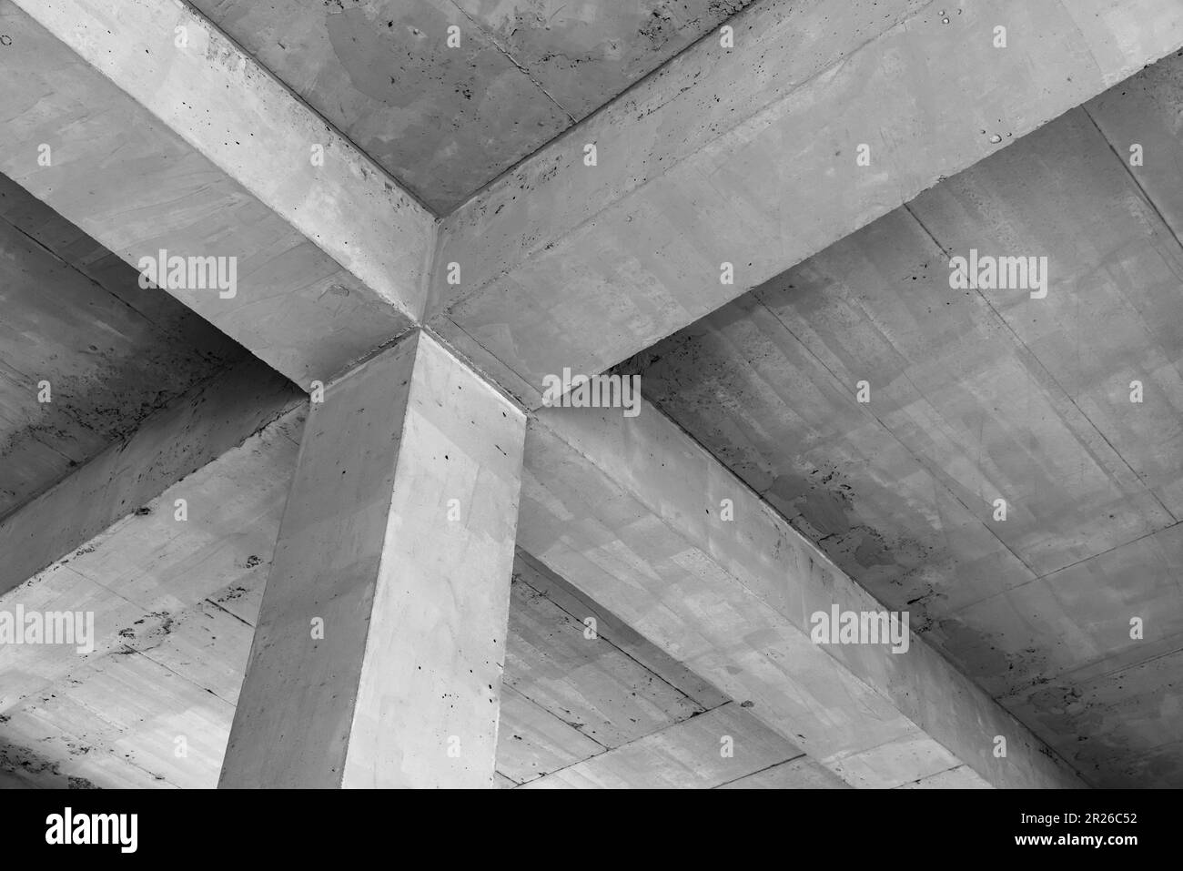 Fondo astratto in cemento per interni, costruzione di soffitti con travi e colonna quadrata Foto Stock
