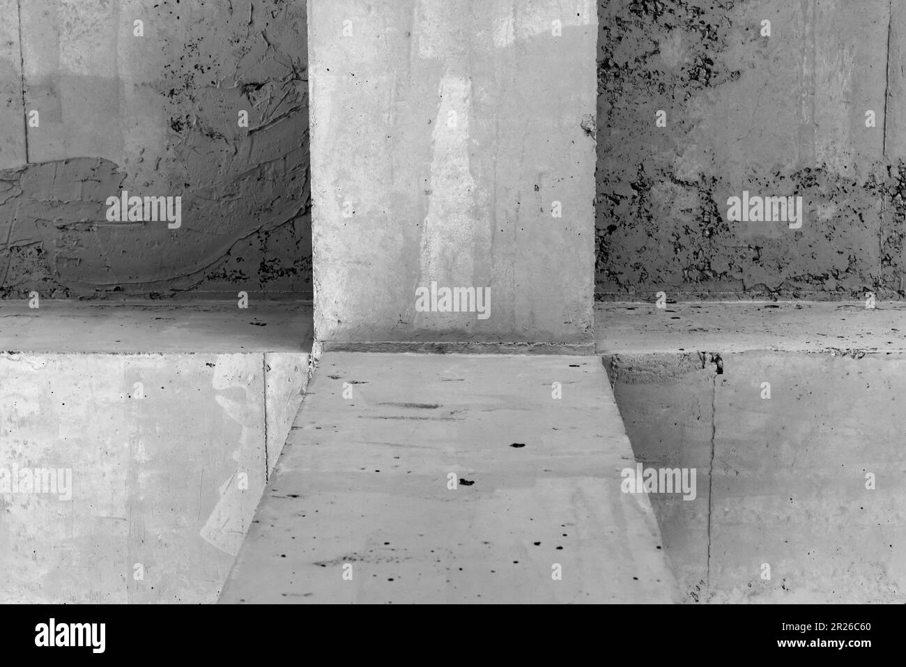 Astratto calcestruzzo interno foto di sfondo, grigio grungy costruzione di travi e muro Foto Stock