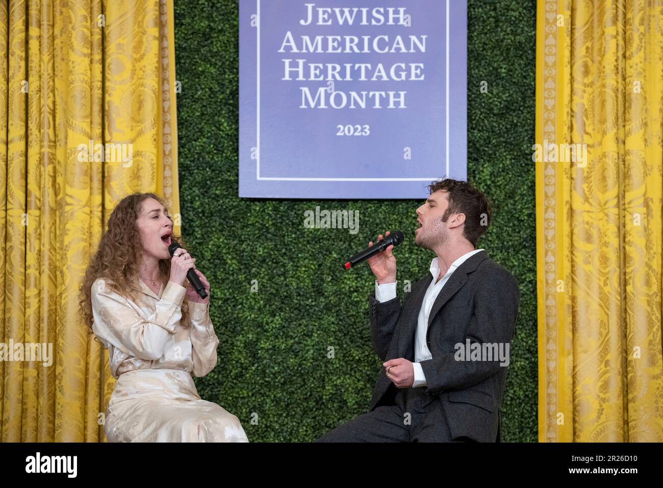 Washington, Stati Uniti d'America. 16th maggio, 2023. Washington, Stati Uniti d'America. 16 maggio, 2023. Gli artisti di Broadway Micaela Diamond, Left, e ben Platt suonano canzoni da “Parade,” durante la prima celebrazione della Casa Bianca del mese del Patrimonio Ebraico Americano nella Sala Orientale della Casa Bianca, 16 maggio 2023 a Washington, DC Credit: Adam Schultz/White House Photo/Alamy Live News Foto Stock