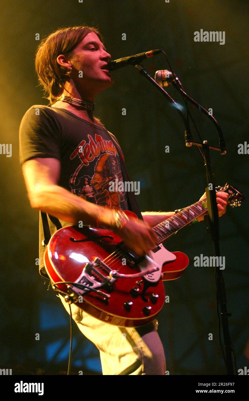 Arezzo Italia 2002-07-04 : cantante e chitarrista dei Dandy Warhols di Courtney Taylor-Taylor in concerto al Wave Festival di Arezzo Foto Stock