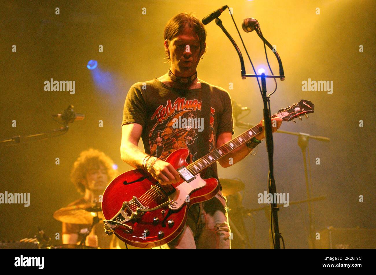 Arezzo Italia 2002-07-04 : cantante e chitarrista dei Dandy Warhols di Courtney Taylor-Taylor in concerto al Wave Festival di Arezzo Foto Stock