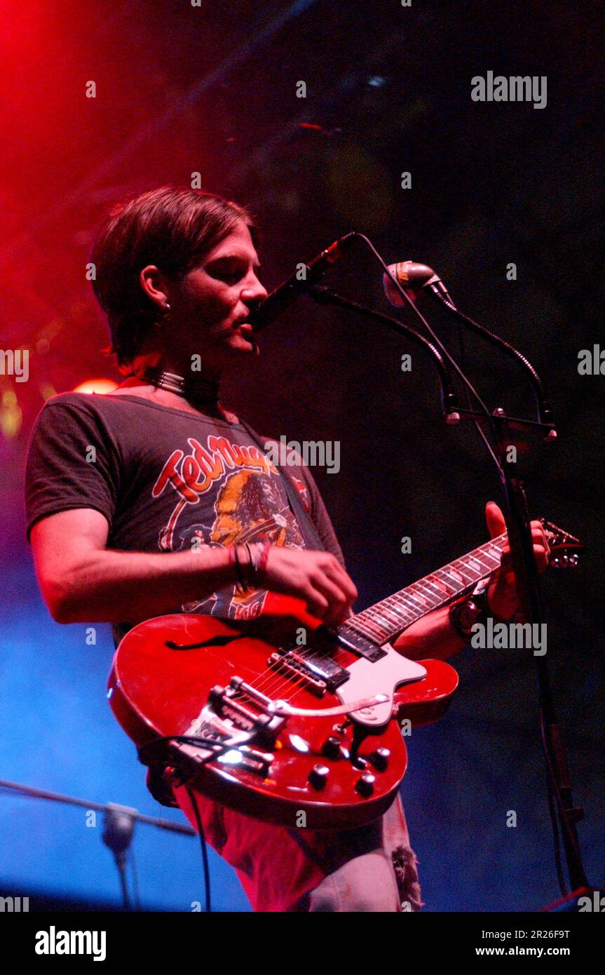 Arezzo Italia 2002-07-04 : cantante e chitarrista dei Dandy Warhols di Courtney Taylor-Taylor in concerto al Wave Festival di Arezzo Foto Stock