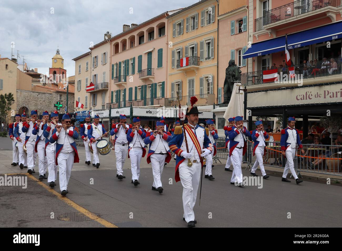 Saint-Tropez Francia - 17th 2023 maggio, all'alba di queste 465th Bravades il 16, 17 e 18 maggio, diversi momenti segneranno questi ultimi giorni. La passeggiata dei Yoyes di domenica segnerà una tappa finale. Credit Ilona Barna BIPHOTONEWS, Alamy Live News Foto Stock