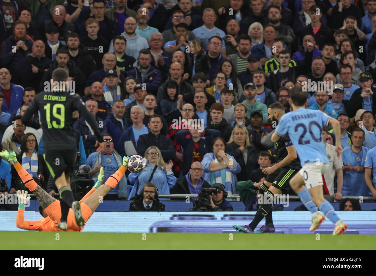 Manchester, Regno Unito. 17th maggio, 2023. Ederson #31 di Manchester City fa un risparmio con il piede durante la semifinale della UEFA Champions League seconda tappa Manchester City vs Real Madrid allo stadio Etihad di Manchester, Regno Unito, 17th maggio 2023 (Foto di Mark Cosgrove/News Images) a Manchester, Regno Unito, il 5/17/2023. (Foto di Mark Cosgrove/News Images/Sipa USA) Credit: Sipa USA/Alamy Live News Foto Stock