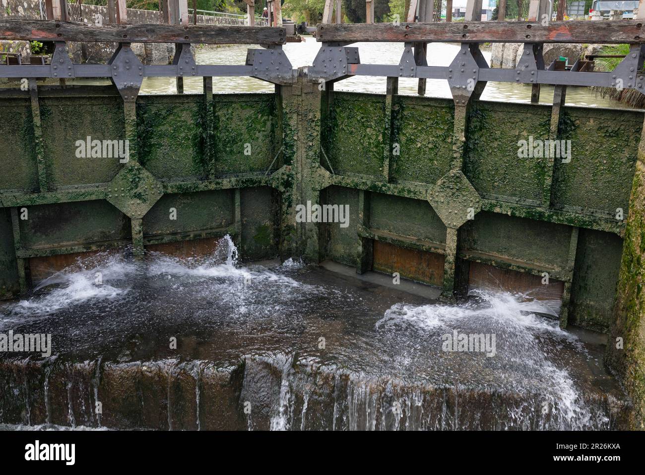 Chiudere le porte a Canal du Midi, Francia Foto Stock
