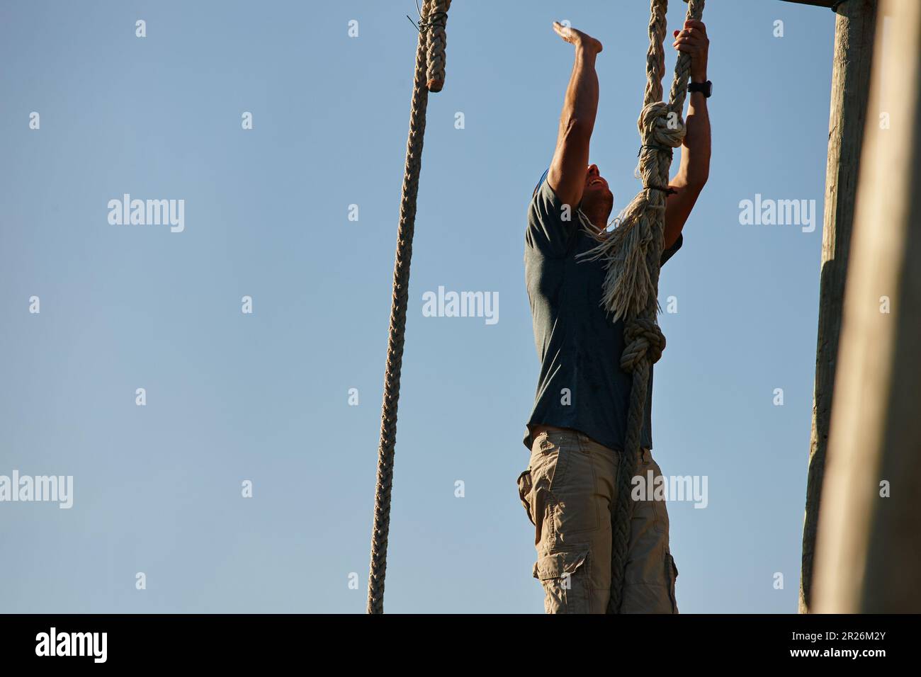 Non desiderate essere quello che thats ha lasciato dietro. un uomo che sale su una corda in un bootcamp militare. Foto Stock