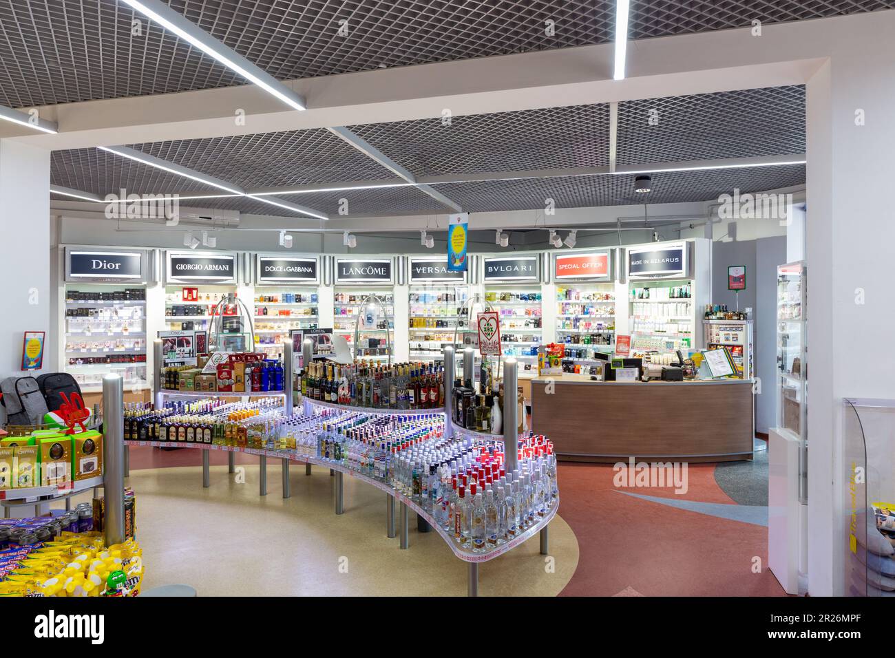 Bruzgi, Bielorussia - 11 agosto 2019: Vetrina di parfumeria e scaffali con bevande alcoliche nel mercato di Bela Duty Free negozio al checkpoint Bruzgi Foto Stock