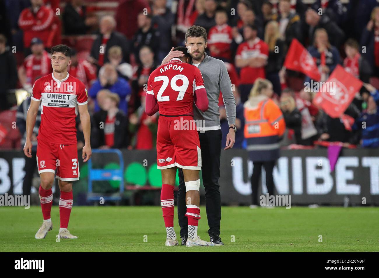 Michael Carrick manager di Middlesbrough console uno sconsolato Chuba Akpom #29 di Middlesbrough a tempo pieno dopo la partita del Campionato Sky Bet Play-off Middlesbrough vs Coventry City al Riverside Stadium, Middlesbrough, Regno Unito, 17th maggio 2023 (Foto di James Heaton/News Images) Foto Stock