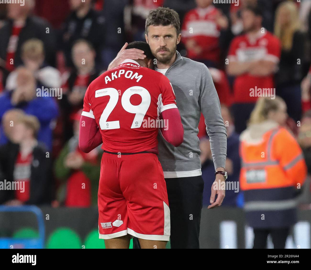 Michael Carrick manager di Middlesbrough console uno sconsolato Chuba Akpom #29 di Middlesbrough a tempo pieno dopo la partita del Campionato Sky Bet Play-off Middlesbrough vs Coventry City al Riverside Stadium, Middlesbrough, Regno Unito, 17th maggio 2023 (Foto di James Heaton/News Images) Foto Stock
