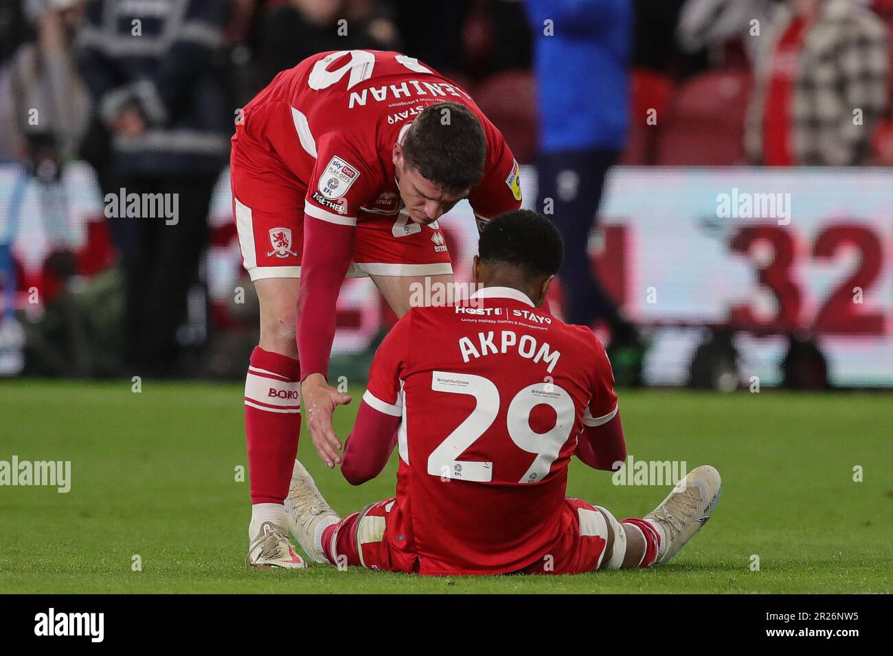 A Chuba Akpom #29 di Middlesbrough è aiutato da Darragh Lenihan #26 di Middlesbrough a tempo pieno dopo la partita di lancio del Campionato Sky Bet Middlesbrough vs Coventry City al Riverside Stadium, Middlesbrough, Regno Unito, 17th maggio 2023 (Foto di James Heaton/News Images) Foto Stock